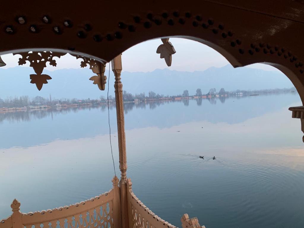 Yadgaar Houseboats Hotel Srinagar  Exterior photo