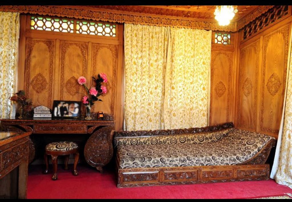 Yadgaar Houseboats Hotel Srinagar  Exterior photo