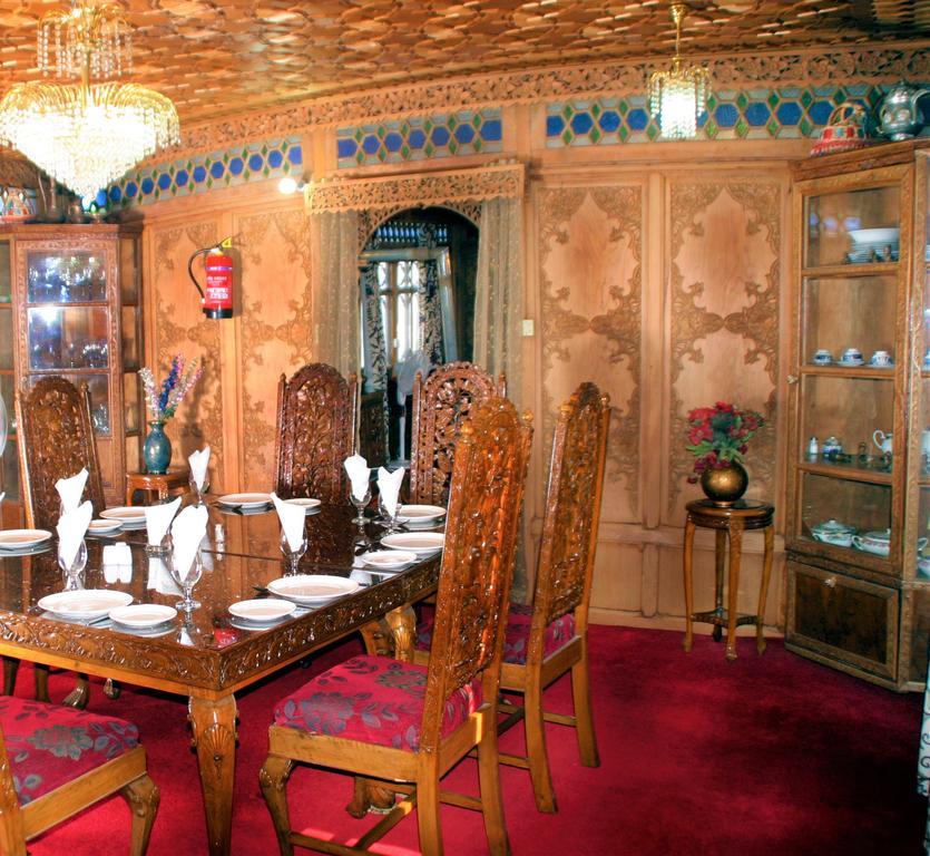Yadgaar Houseboats Hotel Srinagar  Exterior photo