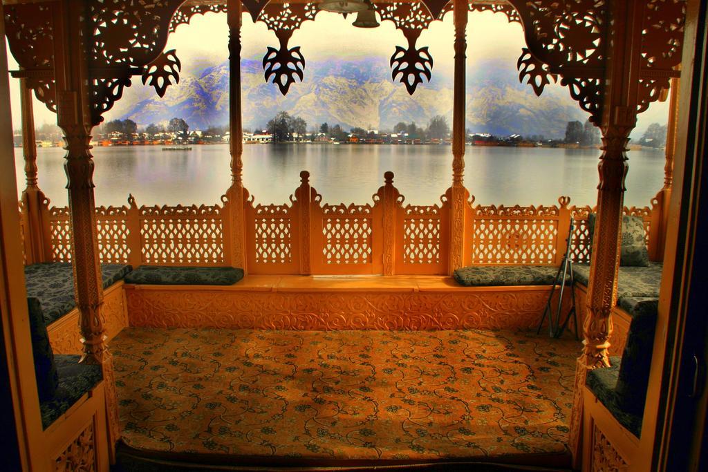 Yadgaar Houseboats Hotel Srinagar  Exterior photo