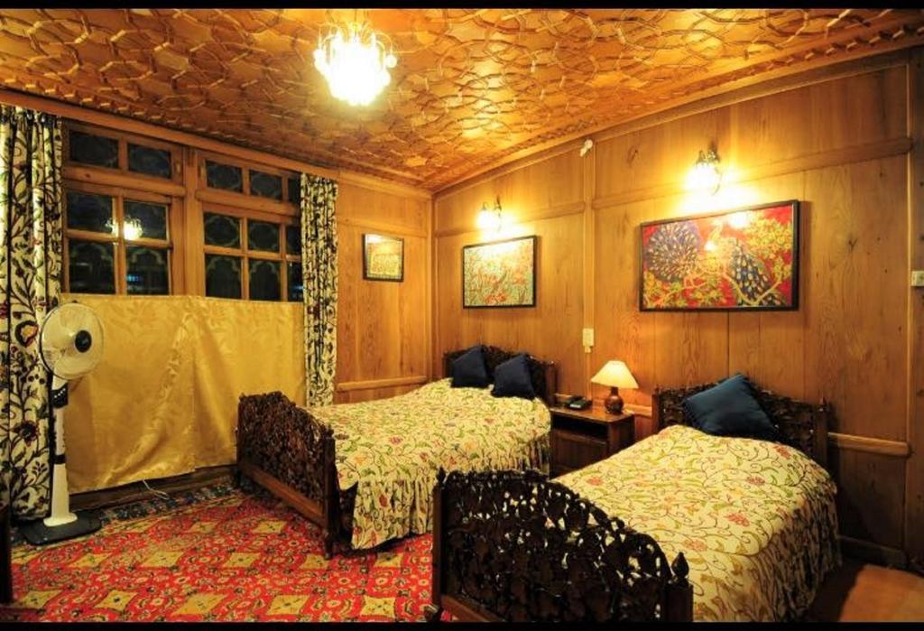 Yadgaar Houseboats Hotel Srinagar  Exterior photo