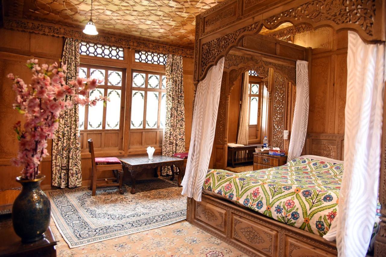 Yadgaar Houseboats Hotel Srinagar  Exterior photo