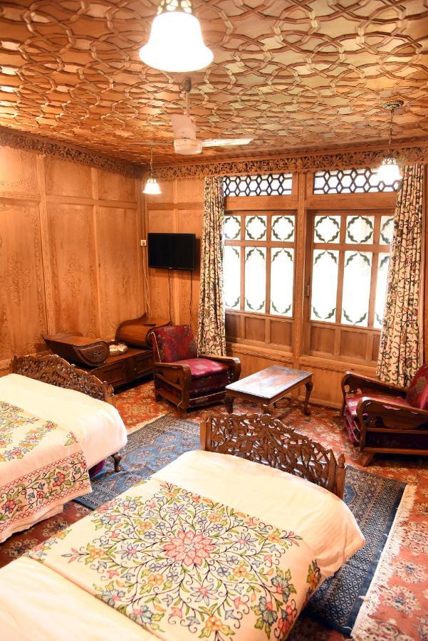 Yadgaar Houseboats Hotel Srinagar  Exterior photo