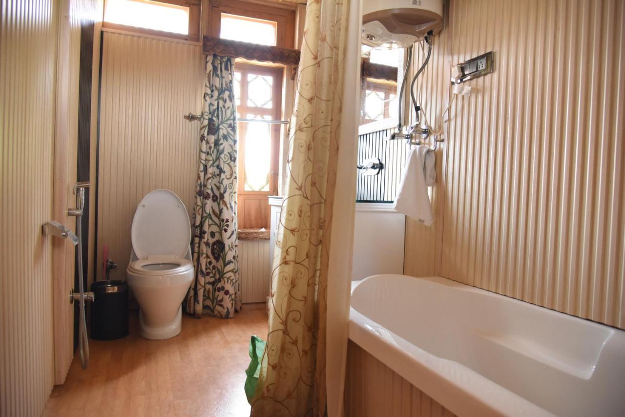 Yadgaar Houseboats Hotel Srinagar  Exterior photo
