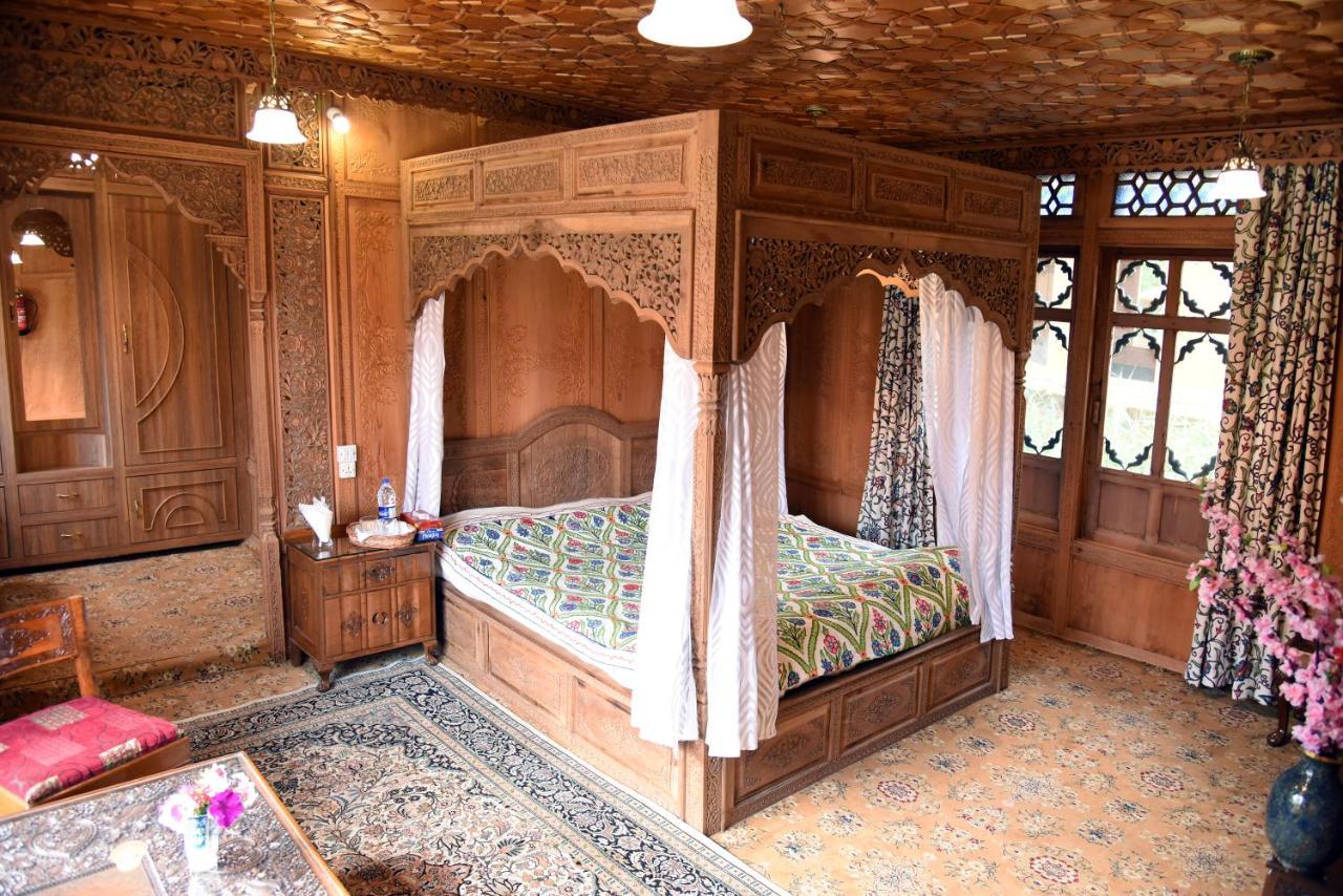 Yadgaar Houseboats Hotel Srinagar  Exterior photo